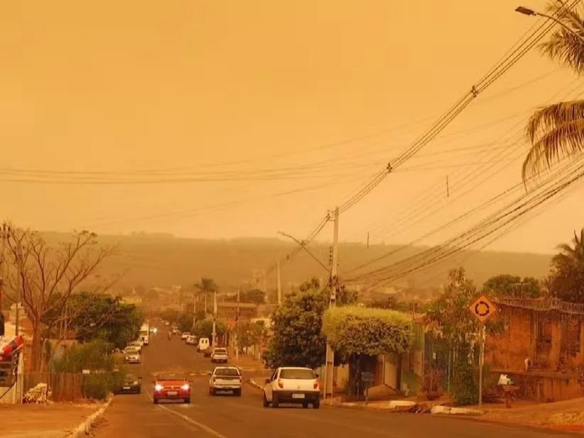 Céu laranja Entenda como queimadas mudam cor do céu