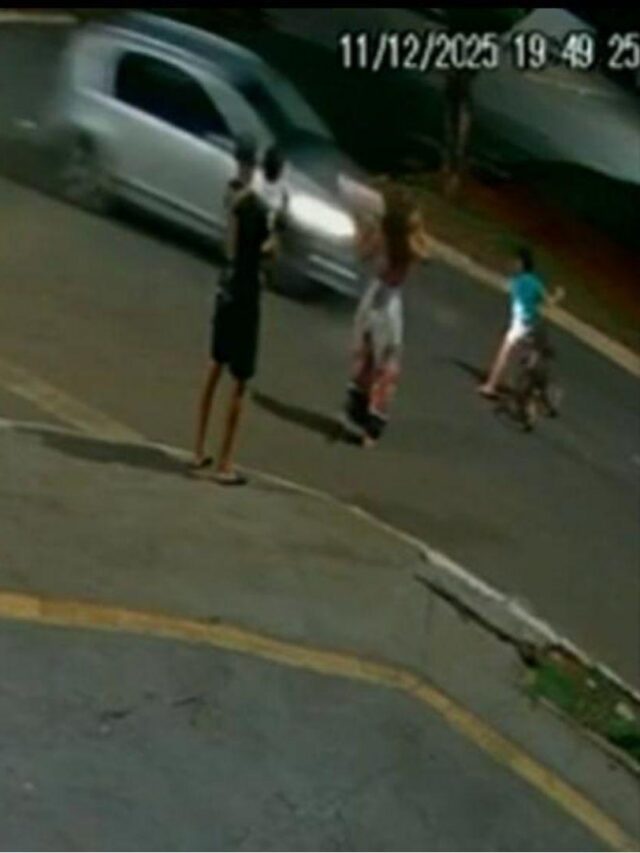 Criança é atropelada em rua e motorista foge sem prestar socorro; vídeo